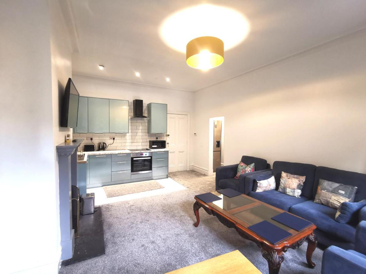 Flat-B, 4 Adults, 20 Mins To Beach, Netflix, Wifi, Sleeps 4 Adults Bornemouth Extérieur photo