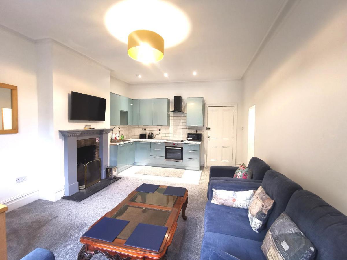 Flat-B, 4 Adults, 20 Mins To Beach, Netflix, Wifi, Sleeps 4 Adults Bornemouth Extérieur photo