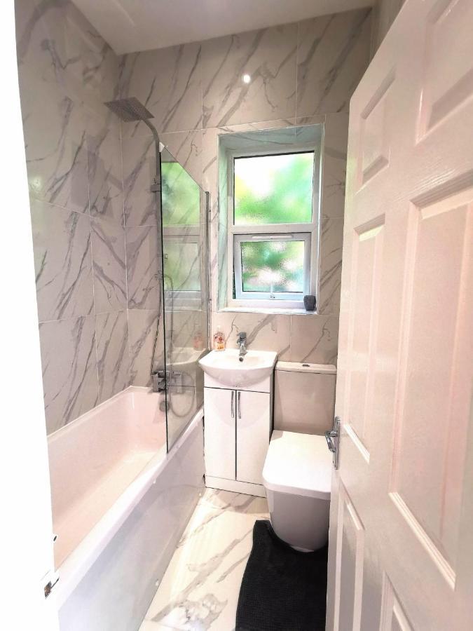 Flat-B, 4 Adults, 20 Mins To Beach, Netflix, Wifi, Sleeps 4 Adults Bornemouth Extérieur photo
