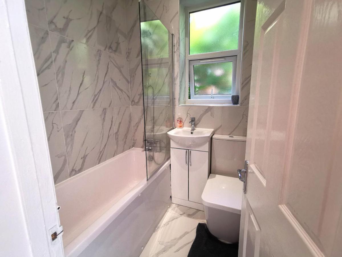 Flat-B, 4 Adults, 20 Mins To Beach, Netflix, Wifi, Sleeps 4 Adults Bornemouth Extérieur photo