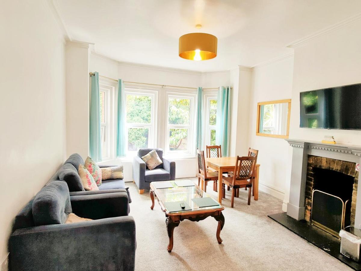 Flat-B, 4 Adults, 20 Mins To Beach, Netflix, Wifi, Sleeps 4 Adults Bornemouth Extérieur photo