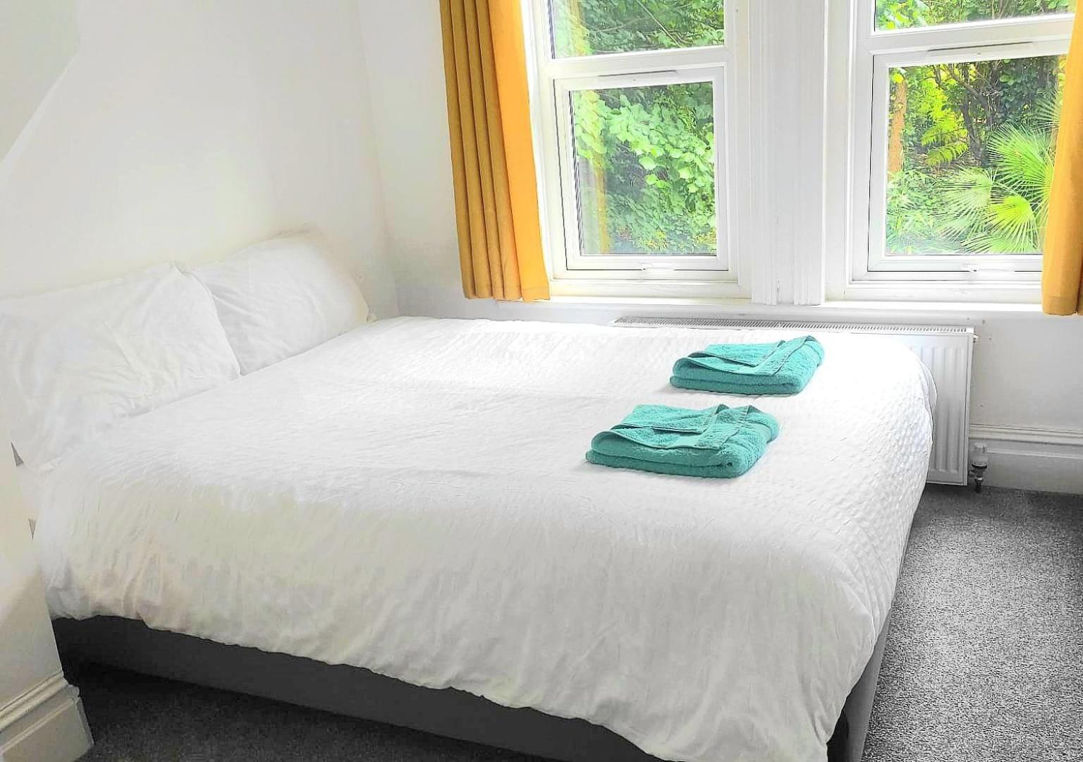 Flat-B, 4 Adults, 20 Mins To Beach, Netflix, Wifi, Sleeps 4 Adults Bornemouth Extérieur photo