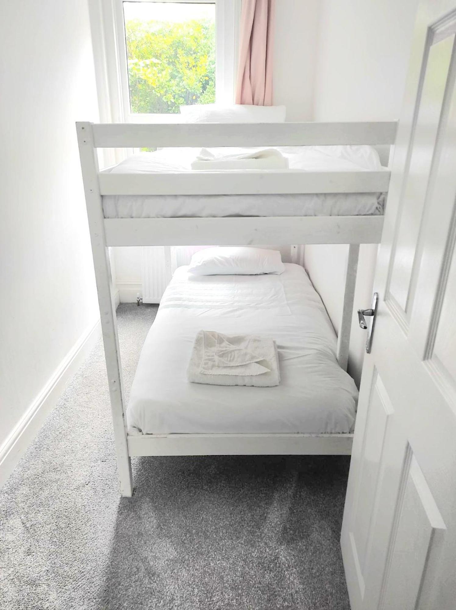 Flat-B, 4 Adults, 20 Mins To Beach, Netflix, Wifi, Sleeps 4 Adults Bornemouth Extérieur photo